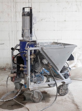 Agregat tynkarski na placu budowy