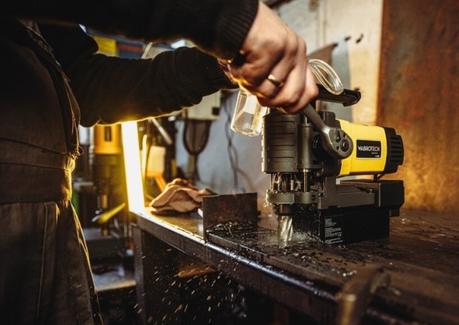 Chłodzenie wiertła podczas wiercenia wiertarką magnetyczną