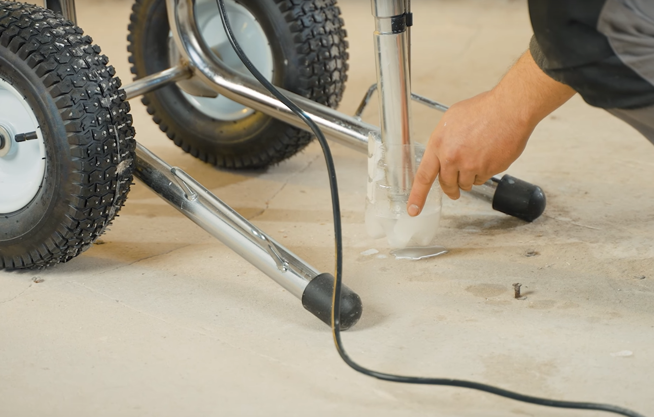 Przepłukiwanie agregatu malarskiego olejem wazelinowym