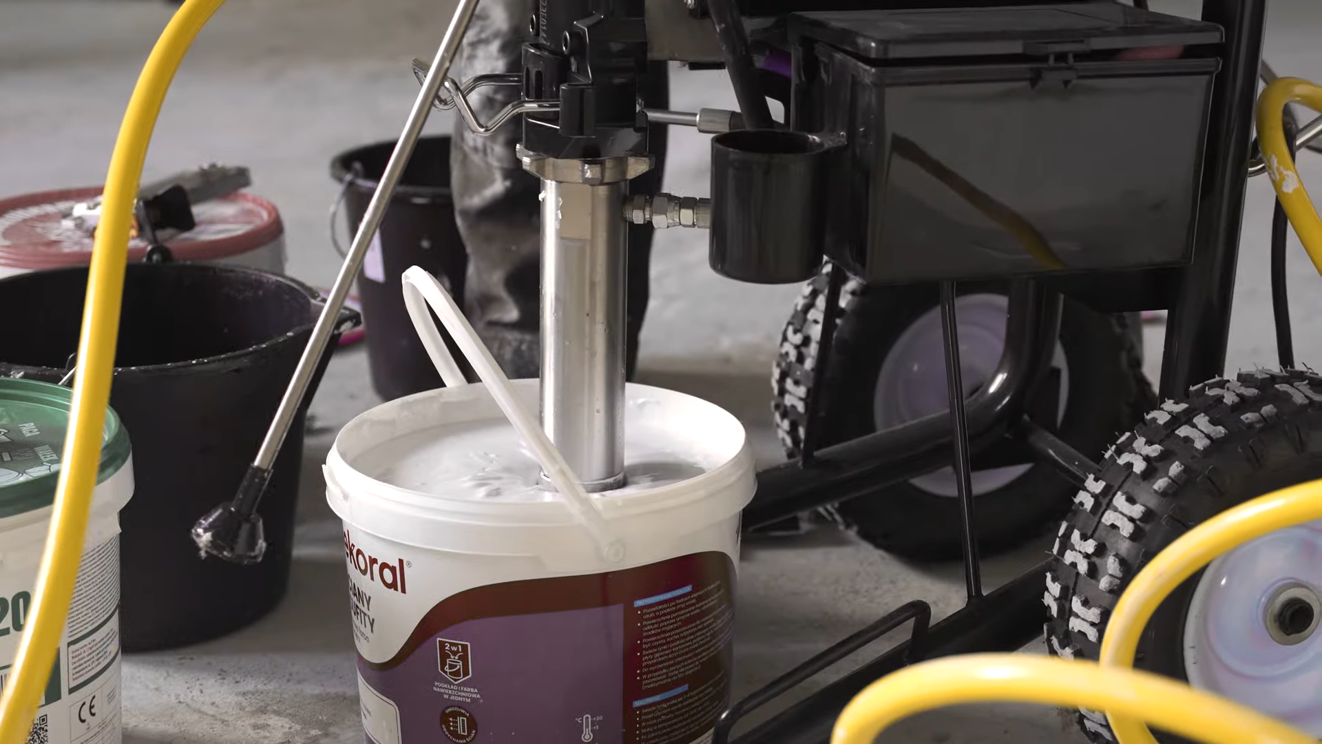 Agregat malarski zasysający farbę z pojemnika