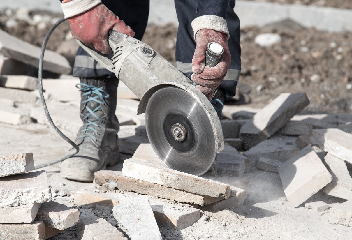 Cięcie płytek betonowych na budowie