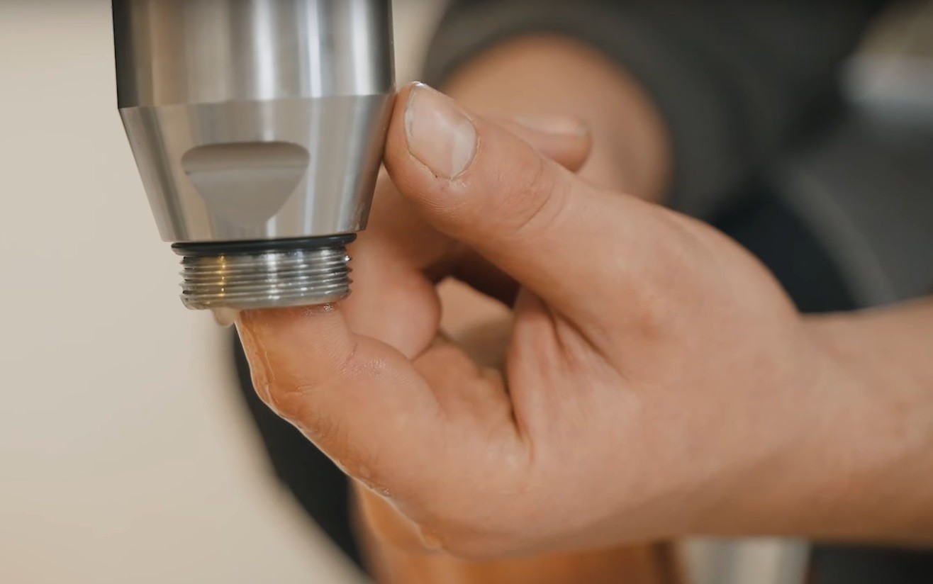 Wciśnięcie kulki w zworze pod wężem ssącym agregatu malarskiego