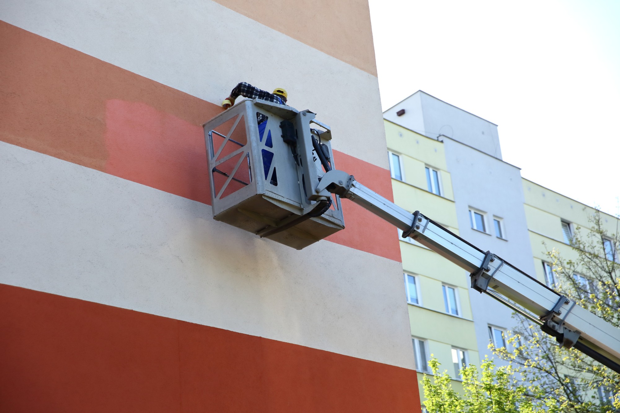 Malowanie elewacji bloku mieszkalnego agregatem