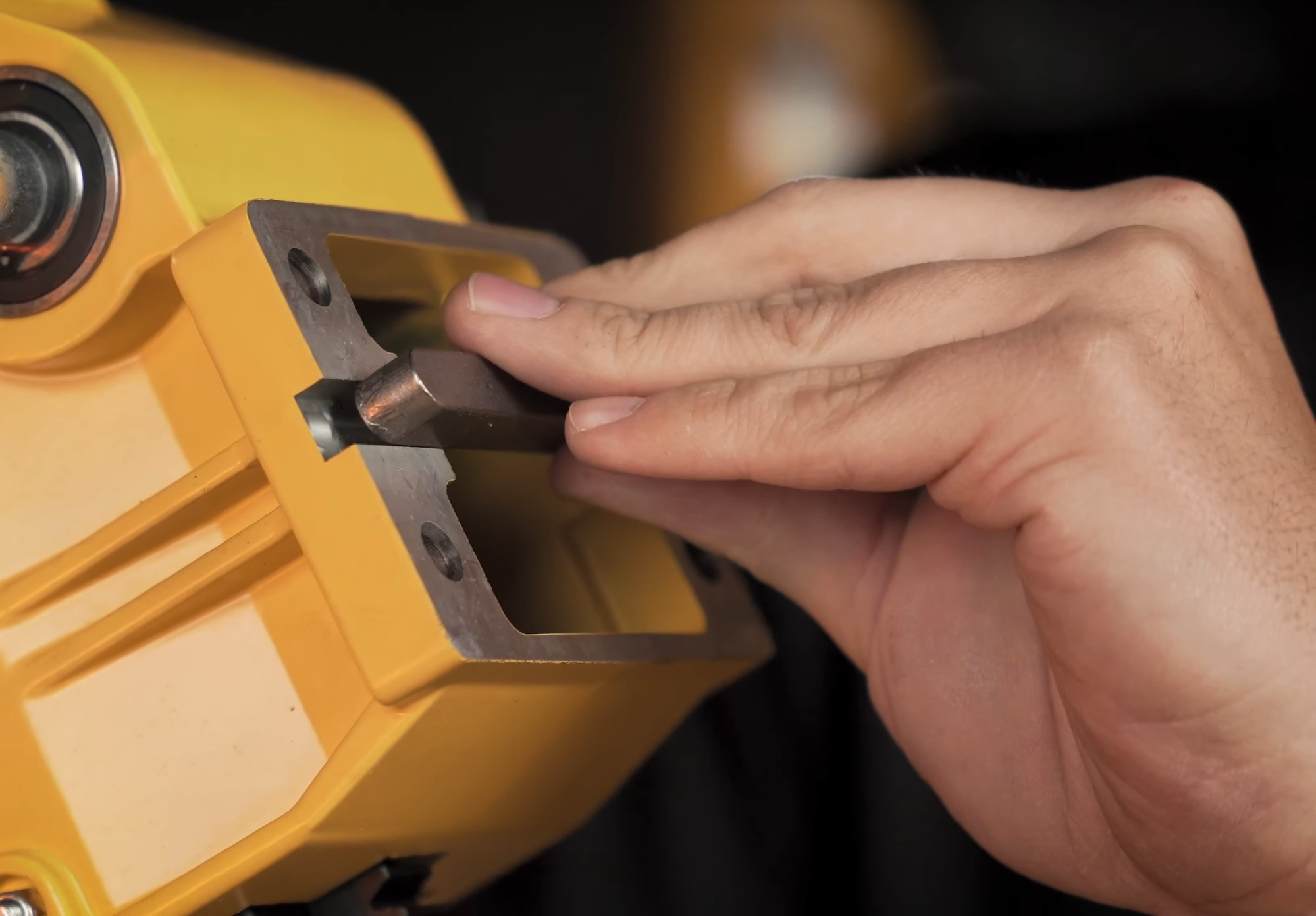 Zakładanie metalowego klina obejmy statywu WABROTECH WT45S