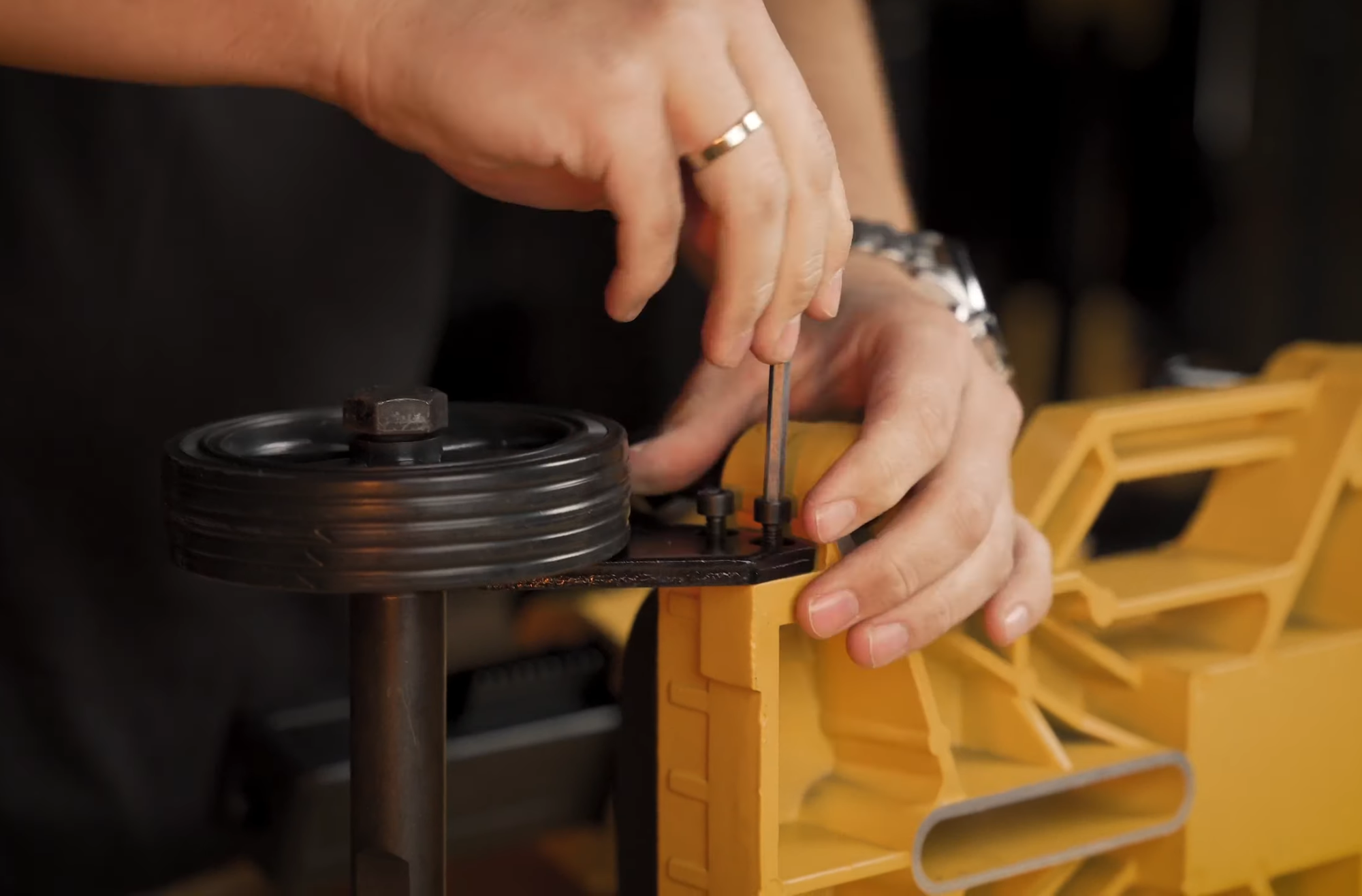 Montaż kółek statywu WT45S