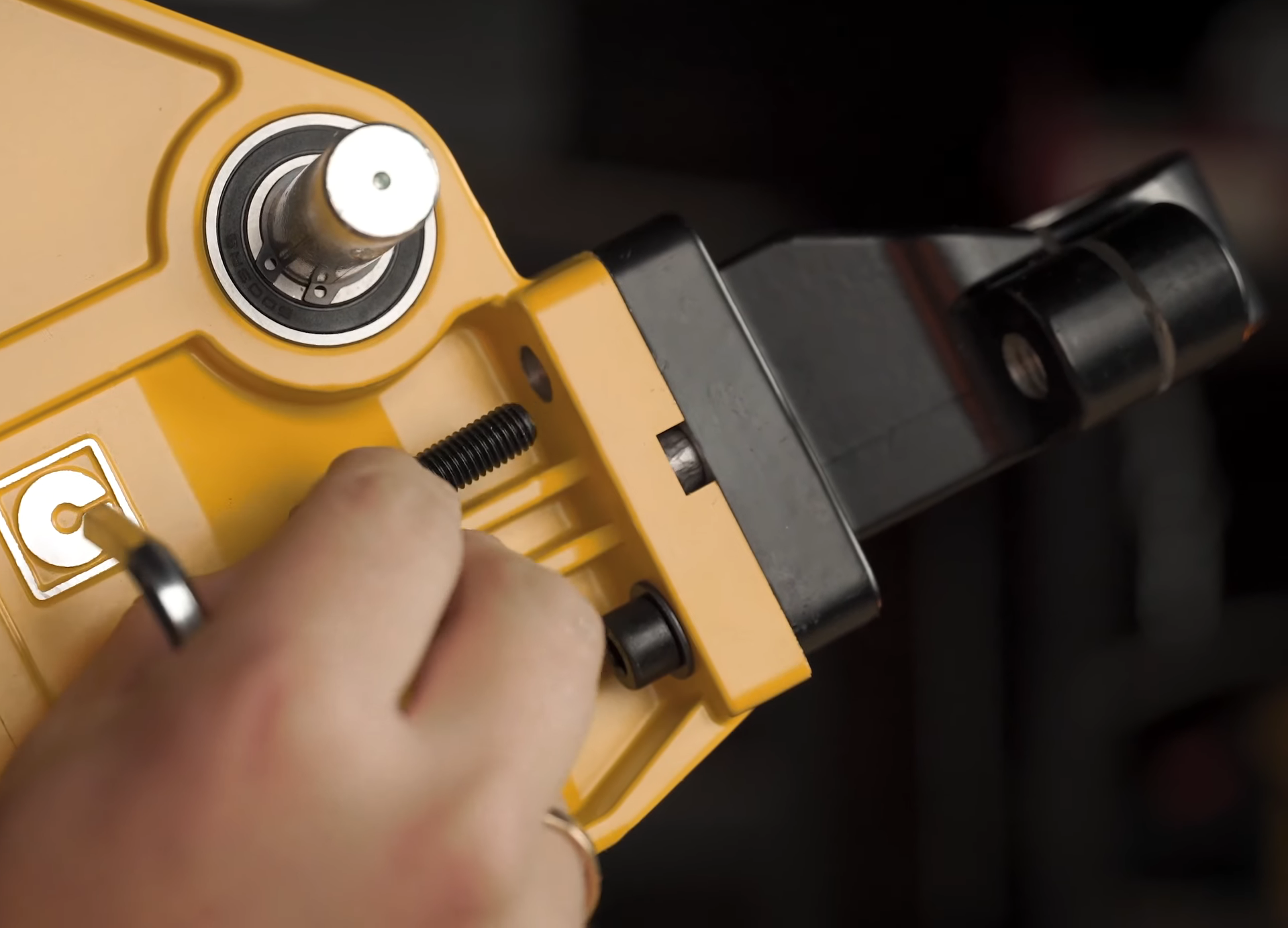 Montaż obejmy wiertnicy w statywie WABROTECH WT45S