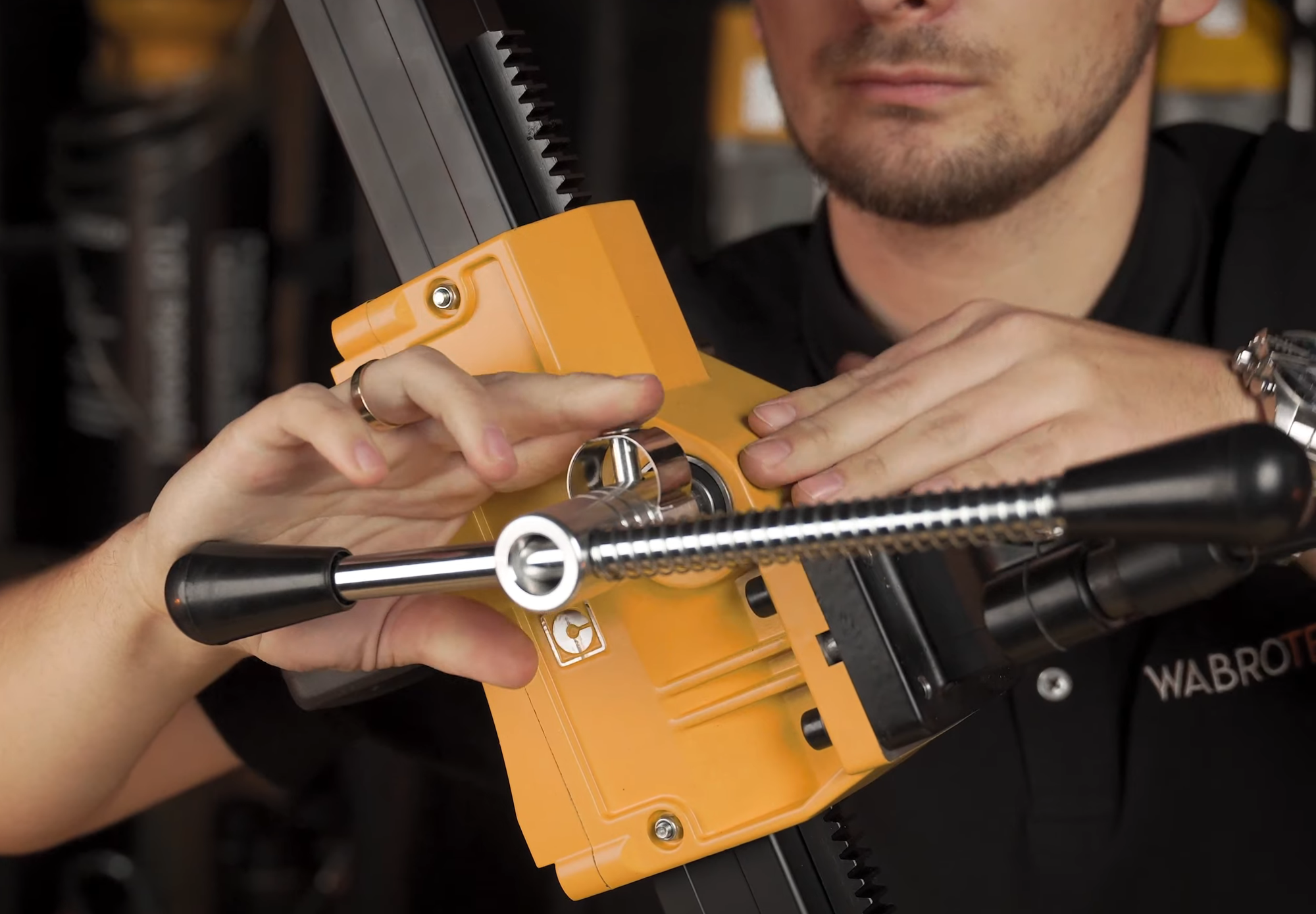 Montaż rączki posuwu statywu poziomego WABROTECH WT45S