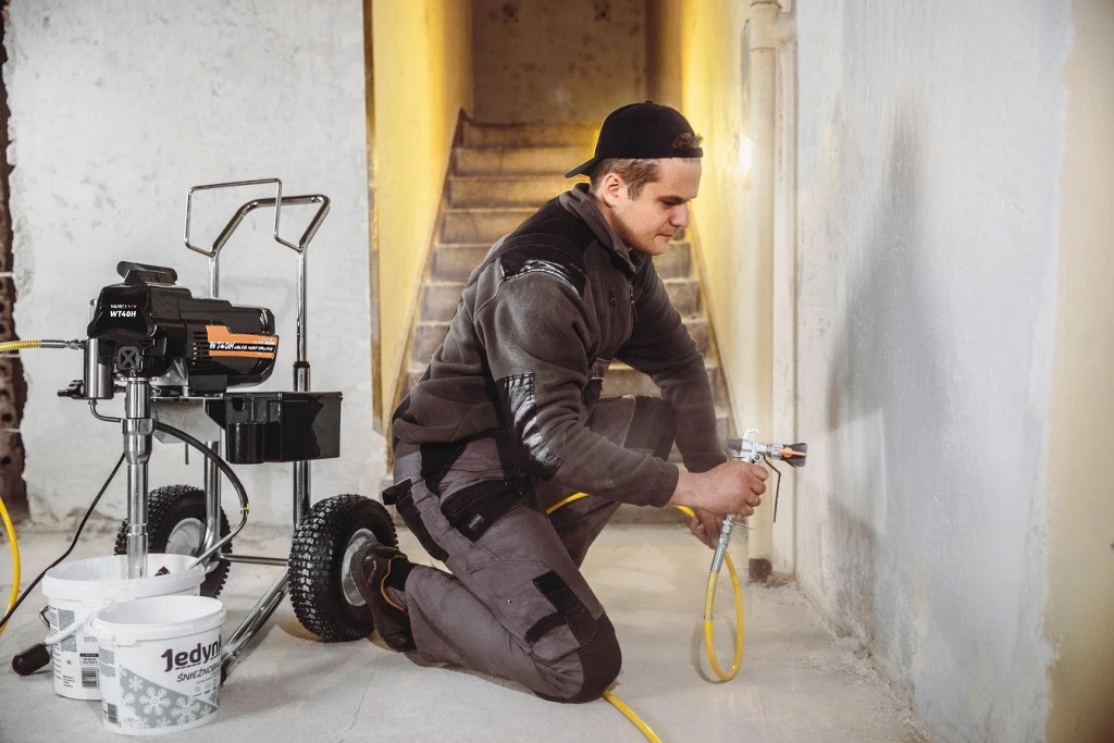 Malowanie ściany przy pomocy agregatu malarskiego WABROTECH