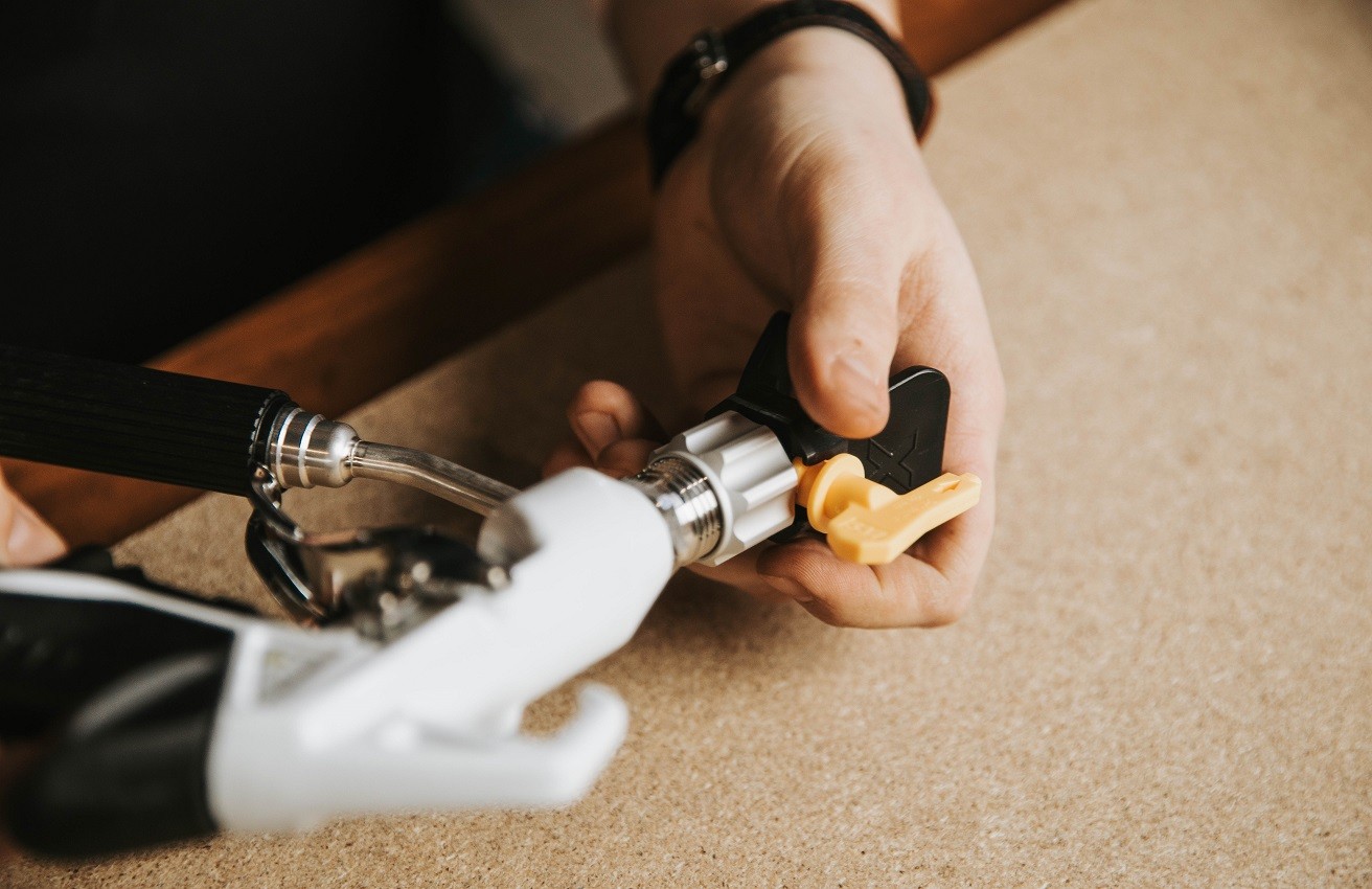 Przykręcanie dyszy do pistoletu malarskiego