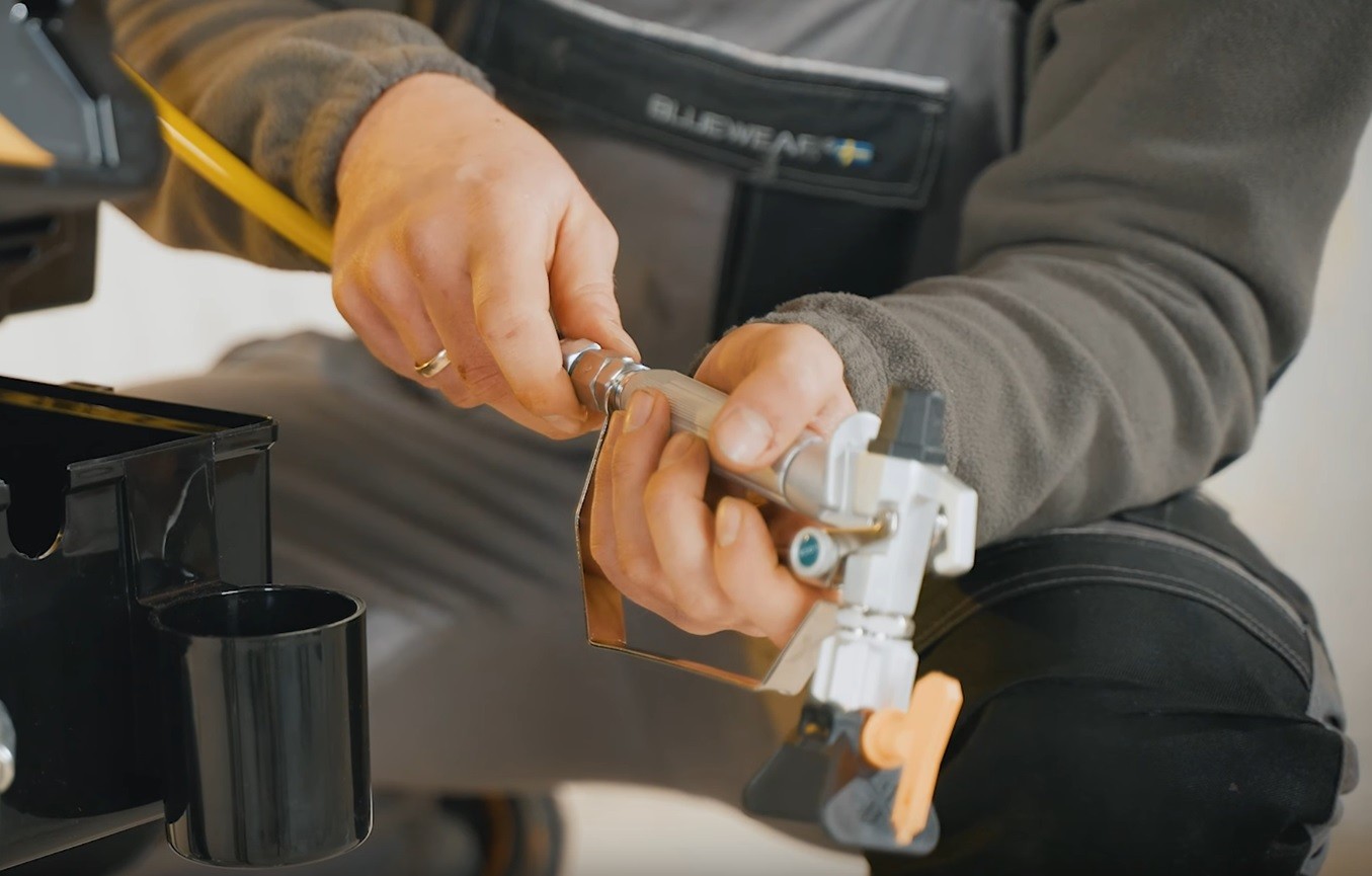 Przykręcanie węża do pistoletu malarskiego