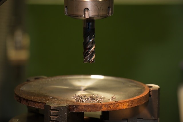 Rozwiercanie płytki metalowej