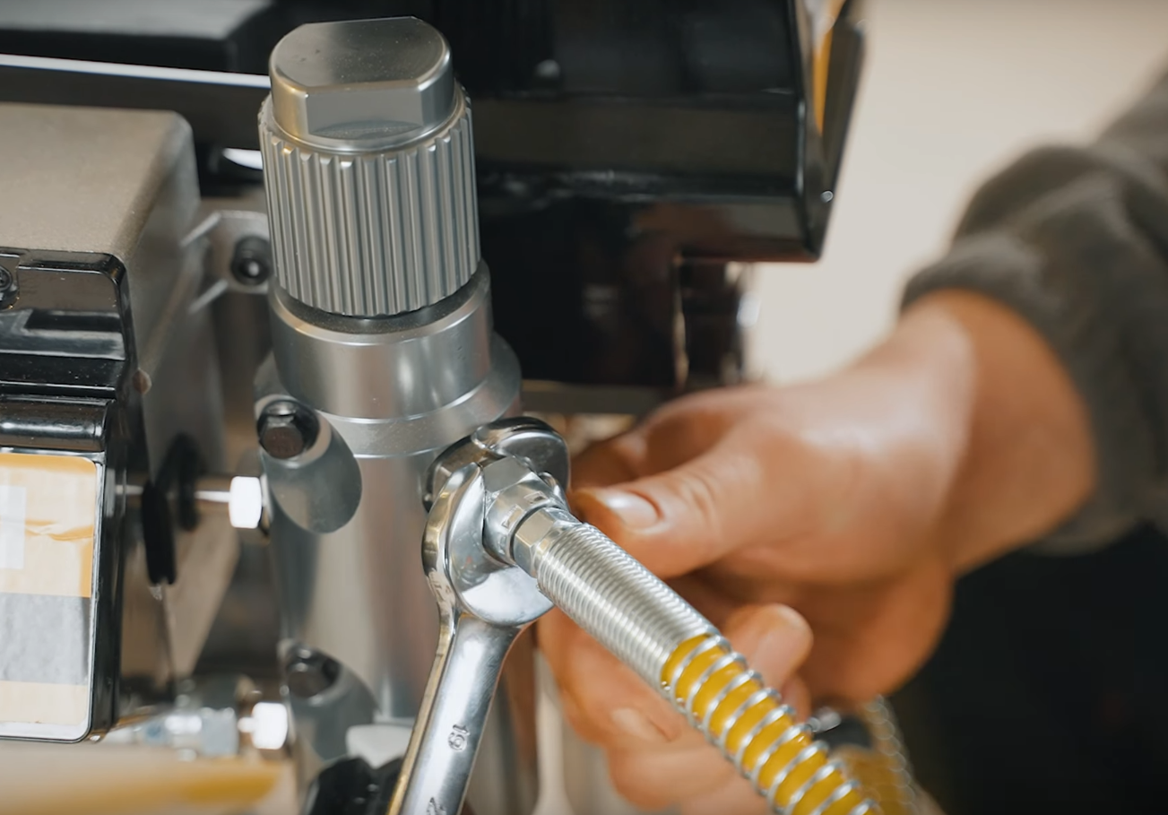 Przykręcanie węża malarskiego do agregatu