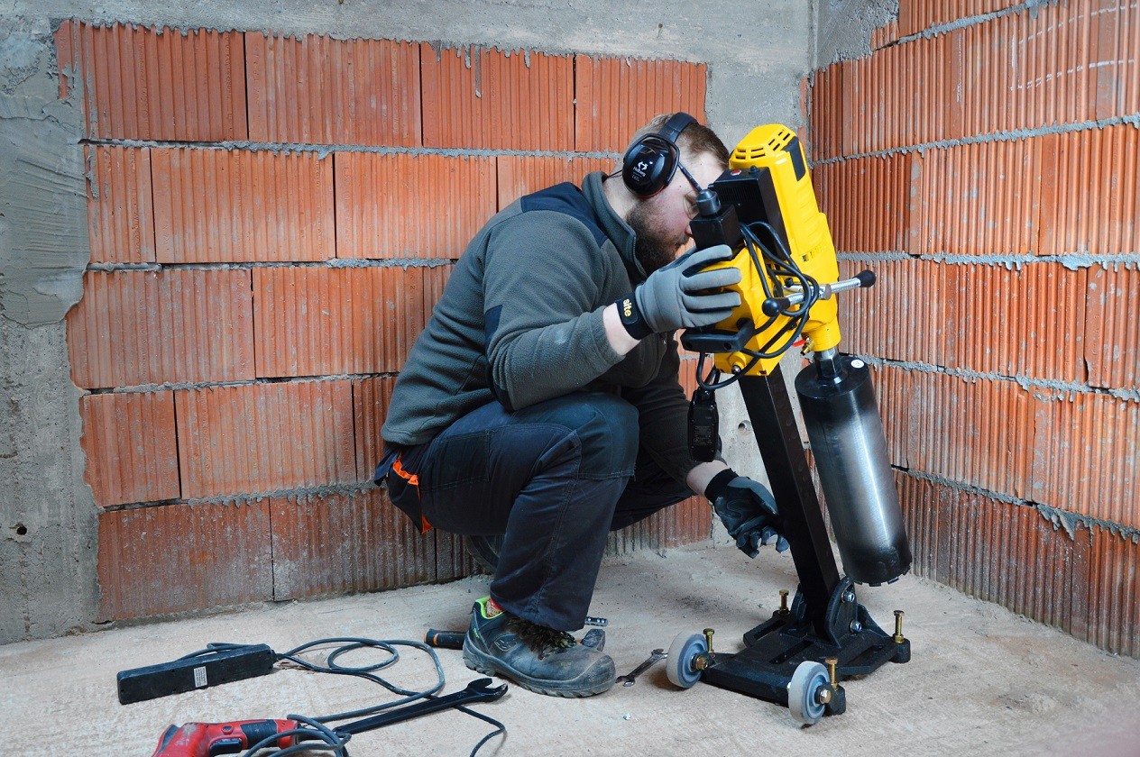 Wiercenie w betonie za pomocą wiertnicy na statywie WABROTECH