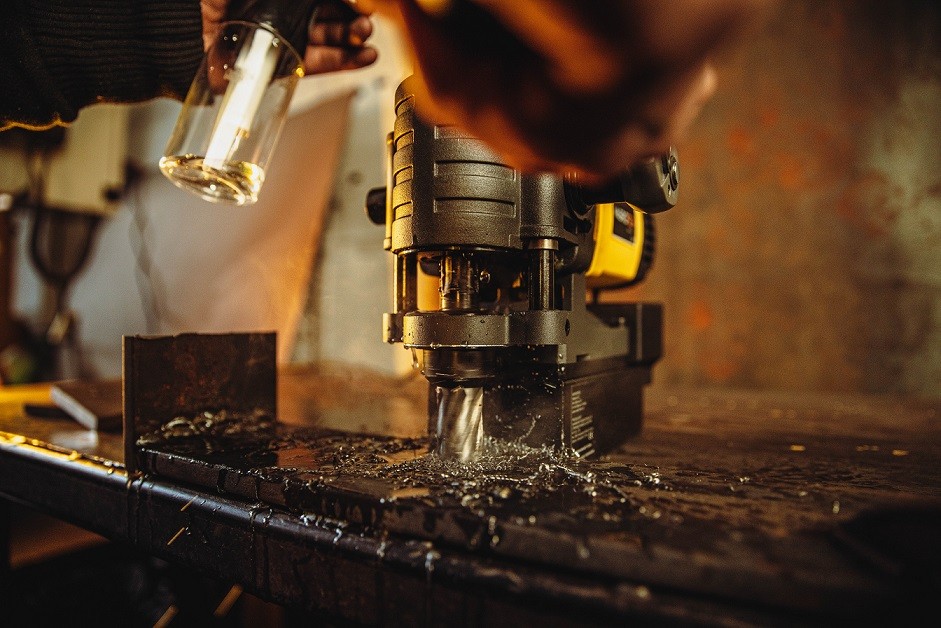 Wiercenie w metalu wiertarką magnetyczną niskoprofilową WABROTECH