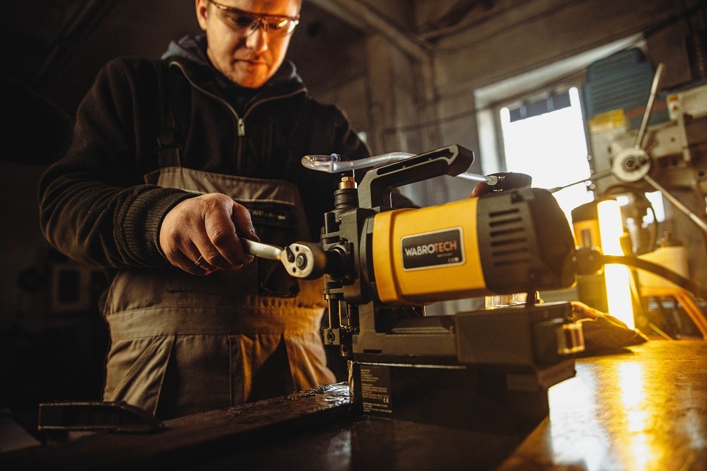 Wiercenie wiertarką magnetyczną niskoprofilową WABROTECH WT55DM