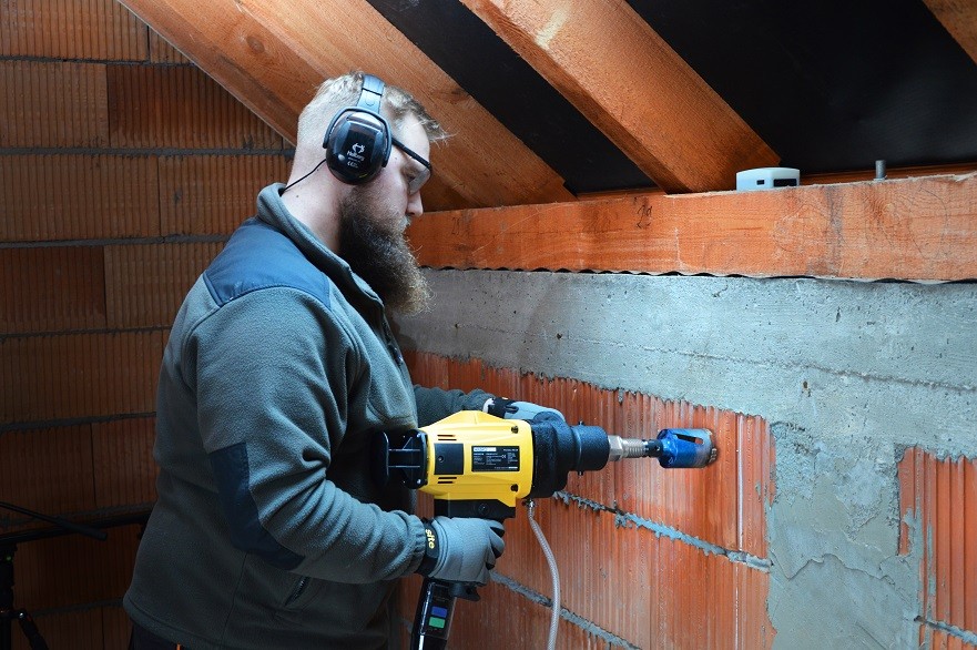 Wiercenie a pomocą wiertnicy ręcznej WABROTECH