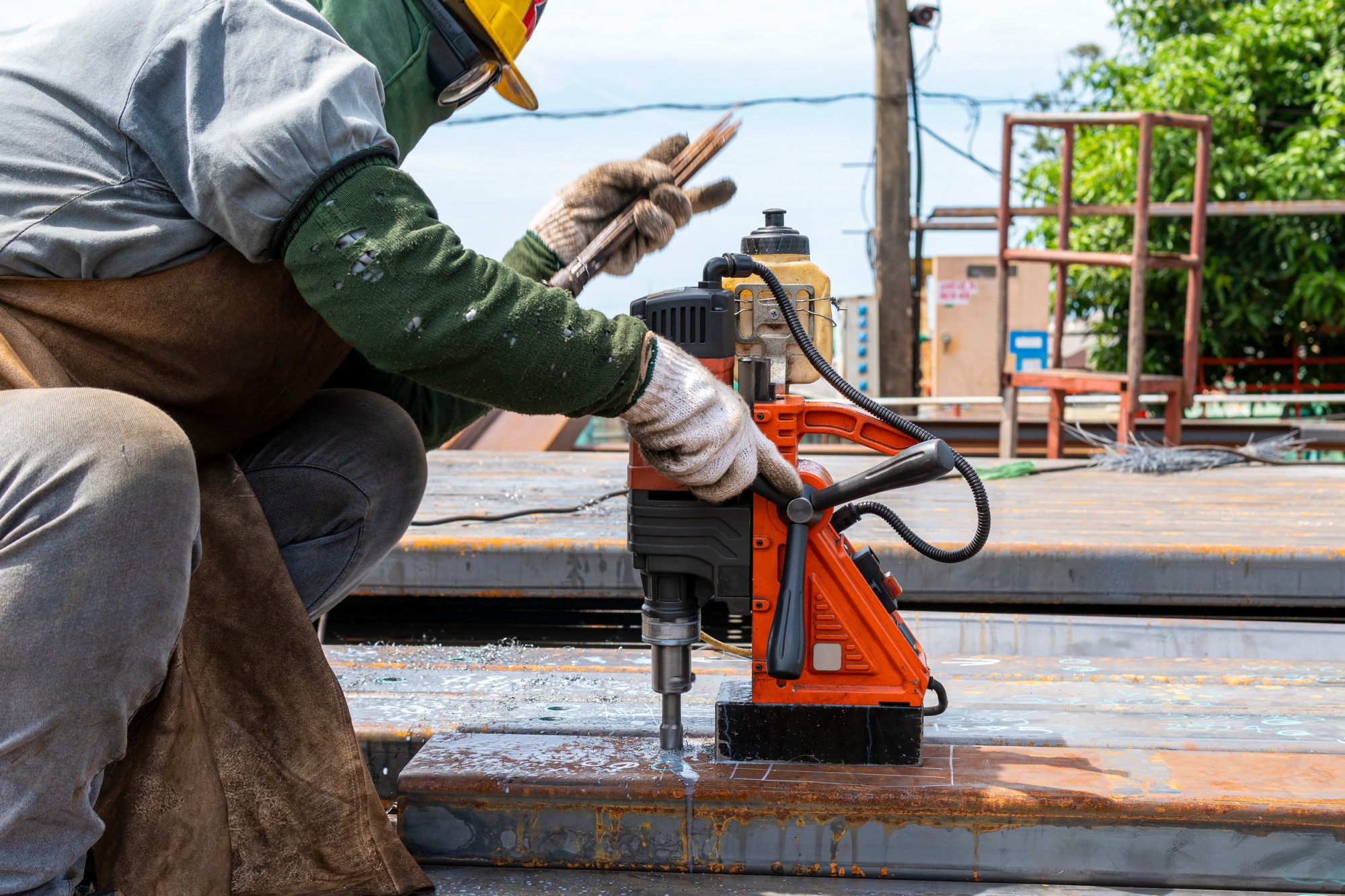Wiercenie w metalu wiertarką magnetyczną z wiertłem HSS