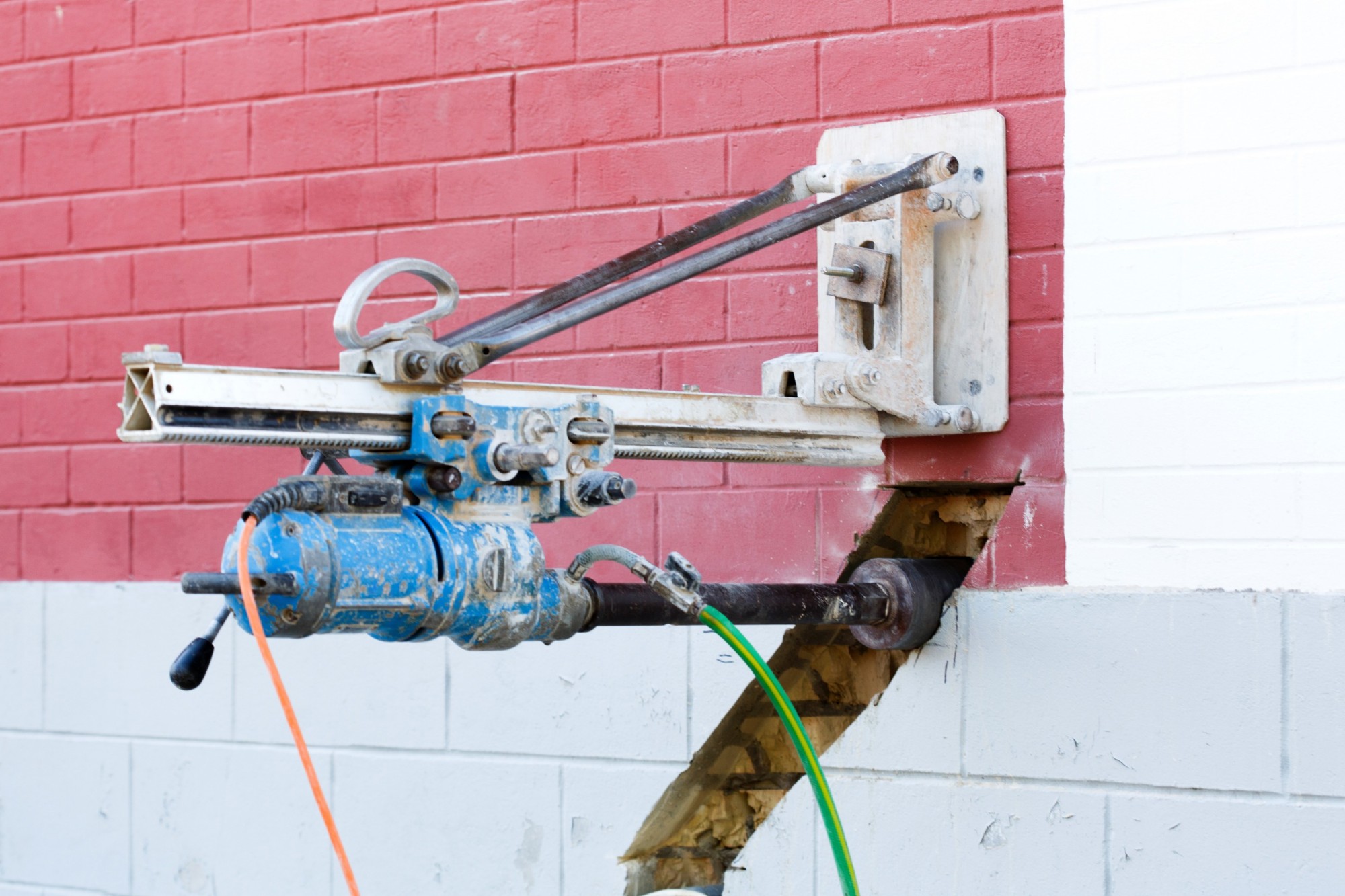 Wiercenie w betonowej ścianie za pomocą wiertnicy