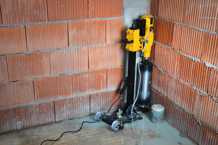 Wiercenie w betonie metodą na mokro wiertnicą WABROTECH