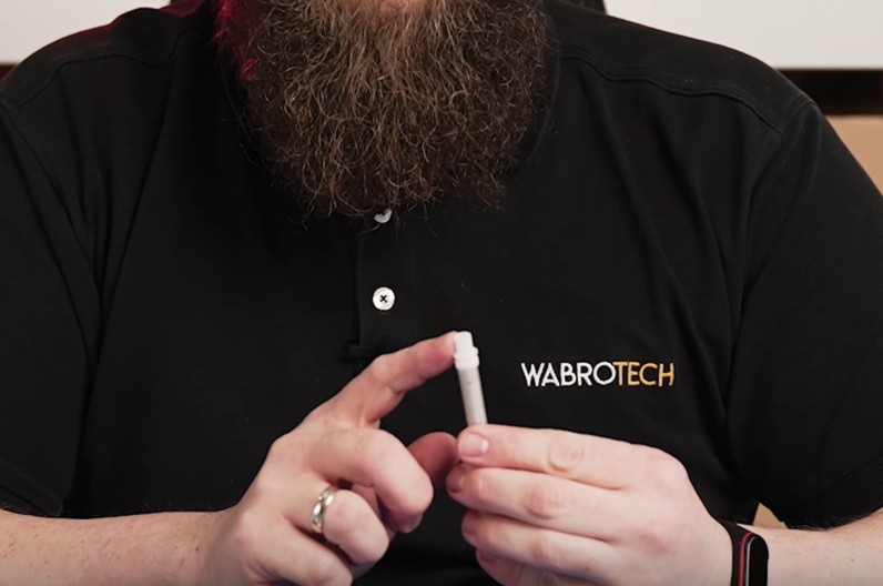 Wkładanie filtru siateczkowego do pistoletu malarskiego