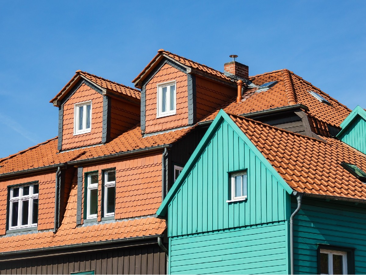 Malowanie dachu agregatem malarskim