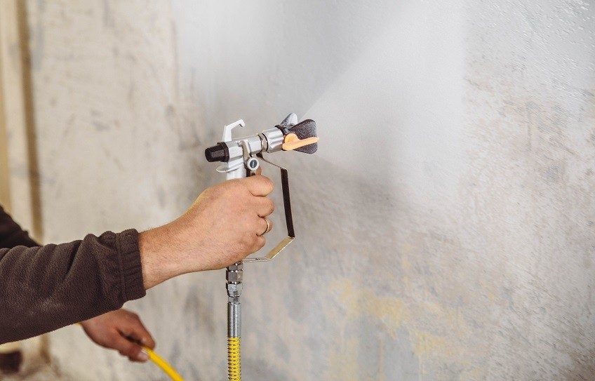 Malowanie natryskowe farbą rozpuszczalnikową