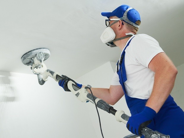Szlifowanie sufitu szlifierką do gipsu 