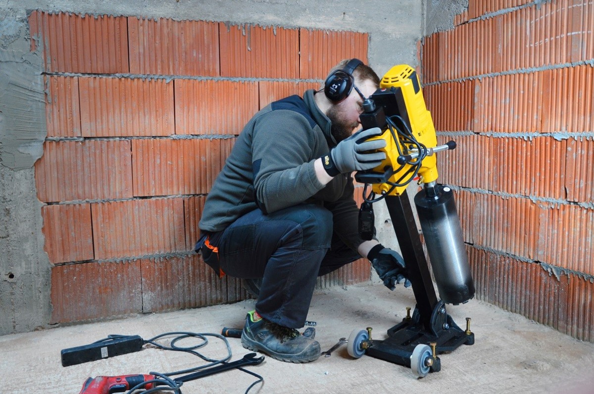 Wiercenie wiertnicą na statywie WABROTECH wiertłem koronowym